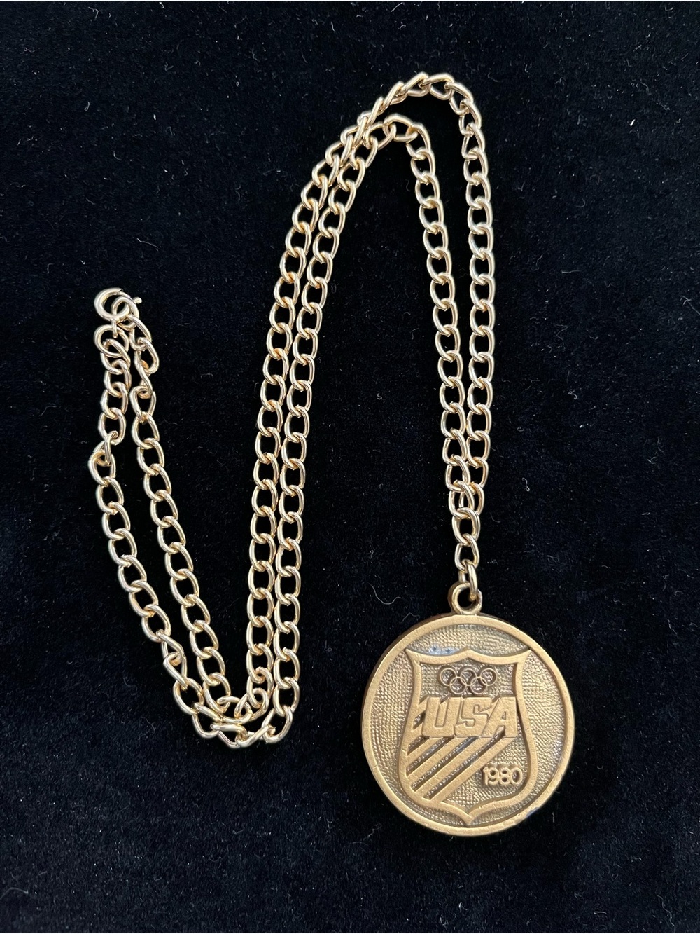 🌈 3/$10 Vintage 1980 USA Shield Medallion Necklace - Gold Tone